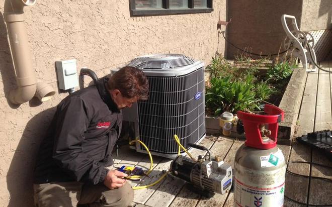 Caloris technician servicing an air conditioner